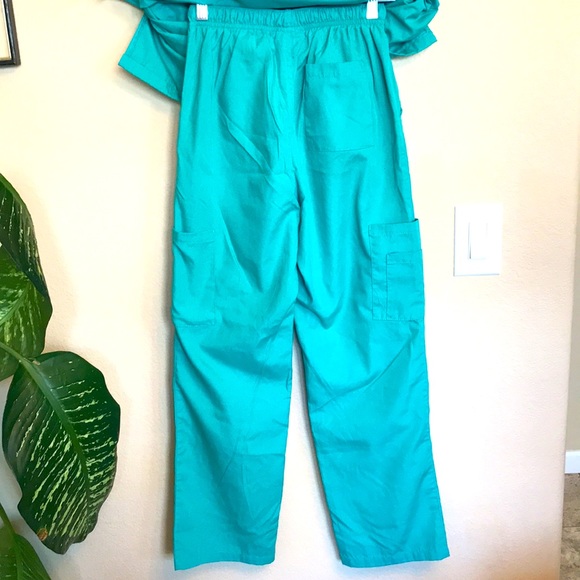 Green scrub set - Picture 8 of 12